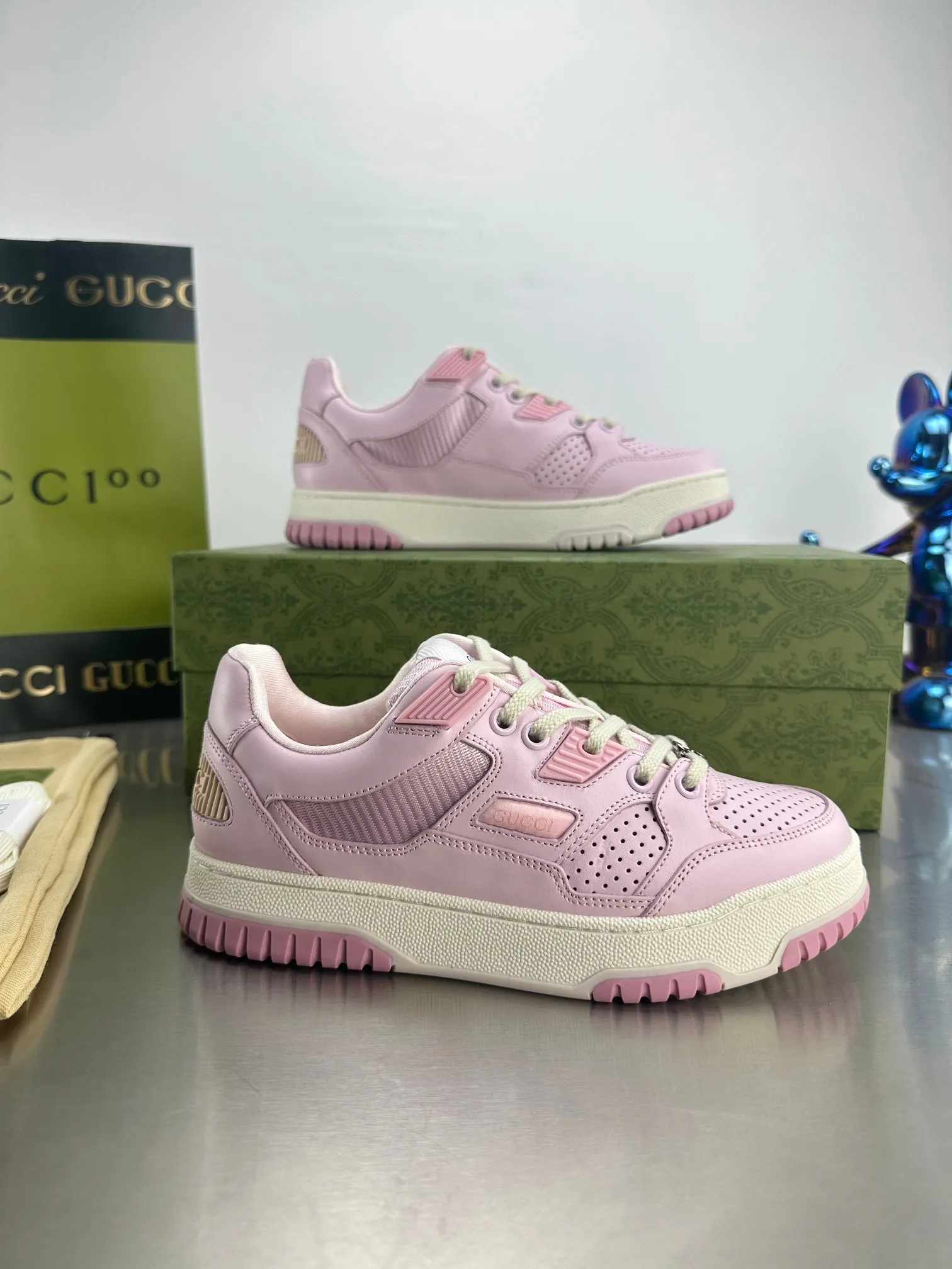 👟👟Ex-factory price 600👟👟 Gucci's latest hot-selling series of high and low-cut distressed couple's sneakers are shipped. The original version is purchased, developed and manufactured. This high-low top sneaker adopts a basketball-style silhouette design, cleverly integrated with hollow panels and distressed effects, showing its unique ingenuity. The ingenuity incorporates brand logo details such as interlocking Double G styling accessories and Gucci lettering, a low-key tribute to the brand's design heritage. Exquisite packaging at the delivery counter 🛍📦 ▪️ Fabric: Original customized imported first-layer cowhide ▪️ Lining: Imported high-grade mesh ▪️ Sole: Original molded TPU sole ▪️ Sole thickness: 3cm ▪️ Size: Women's 35-41 (Women's 41 customized)